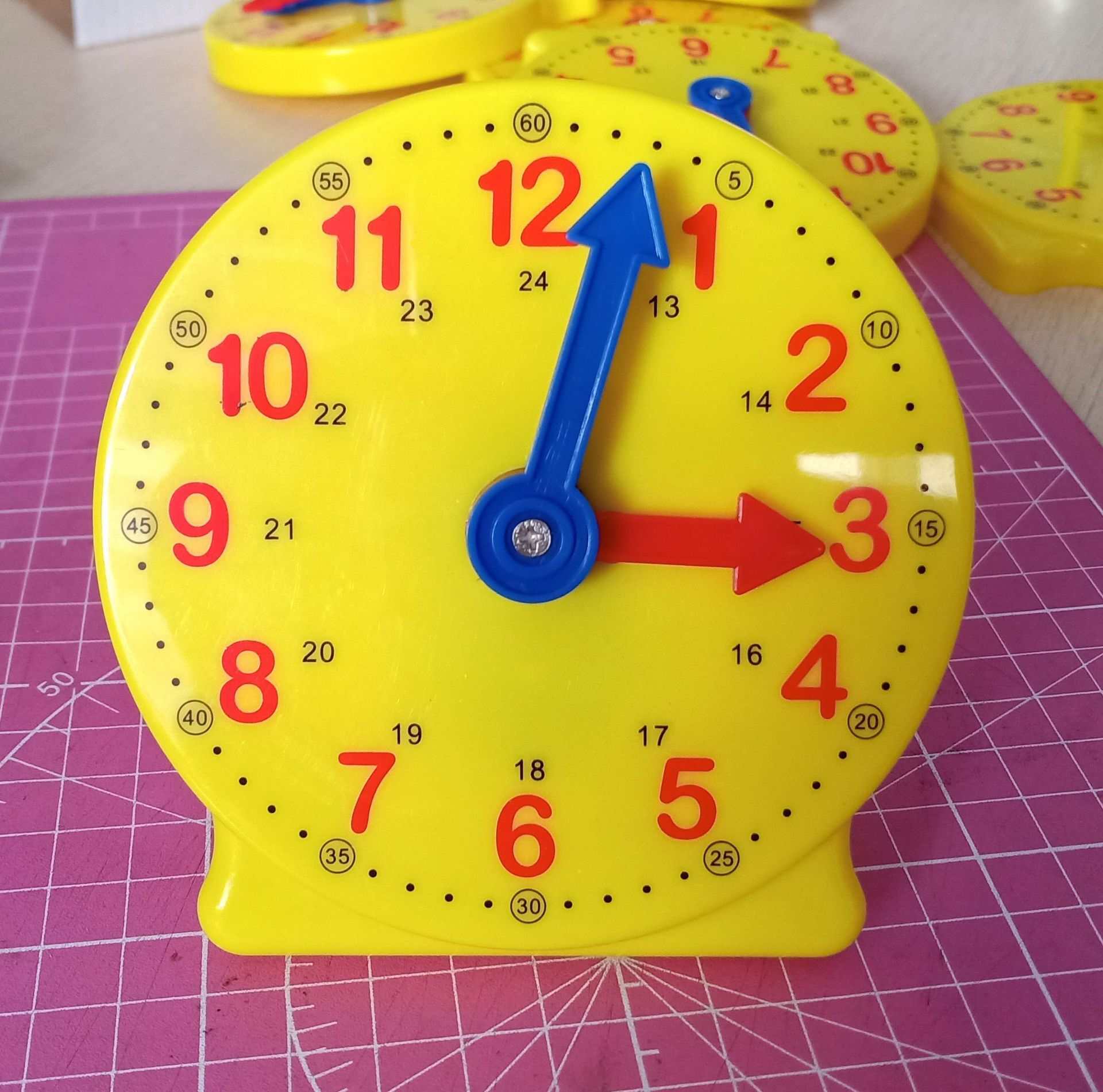 A two-shot interlocking clock model.