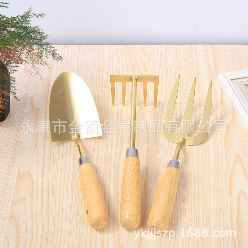 Ba bộ nĩa mạ đồng.