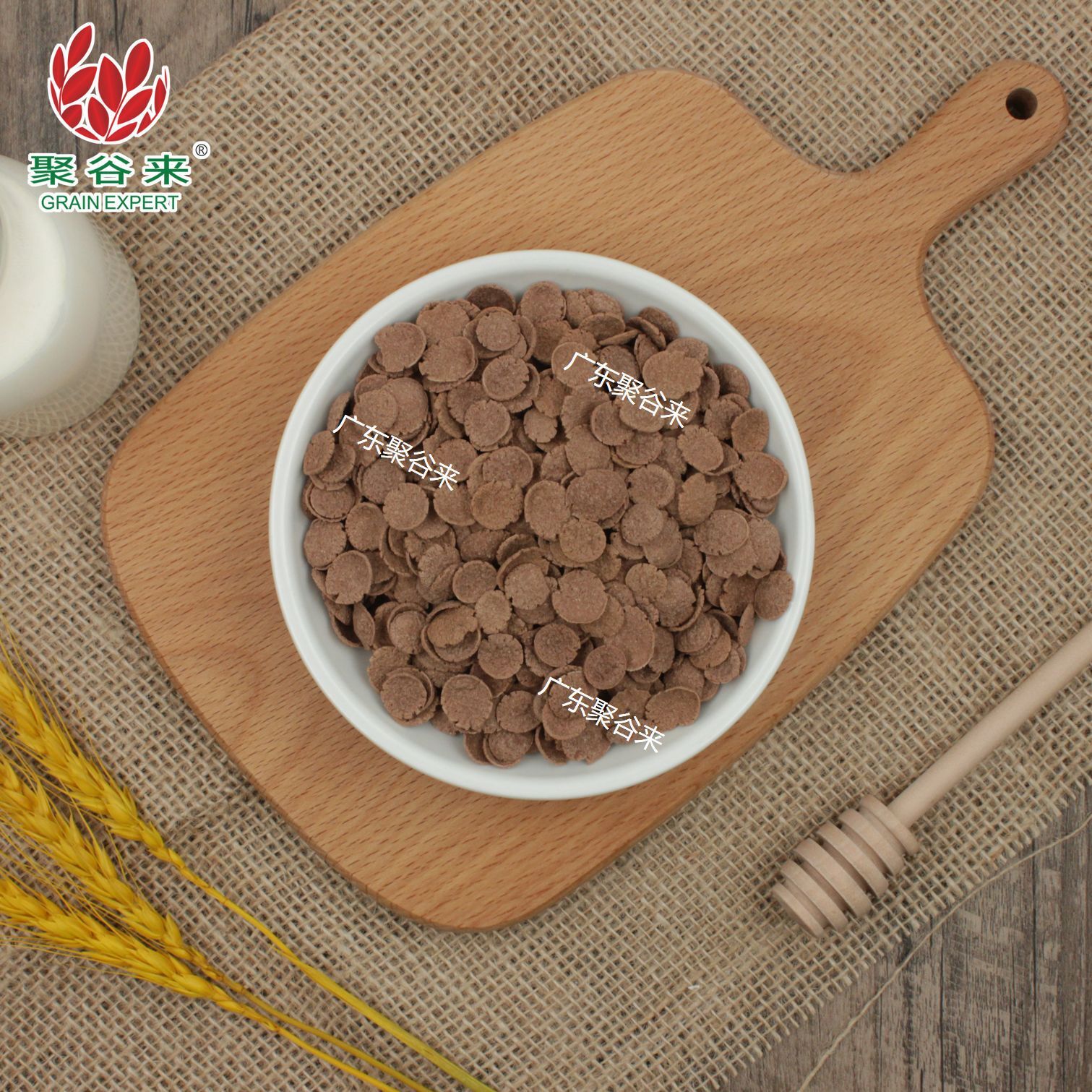 Một miếng ca cao nhỏ được phân phối 500 g từ nhà máy sản xuất ngũ cốc.