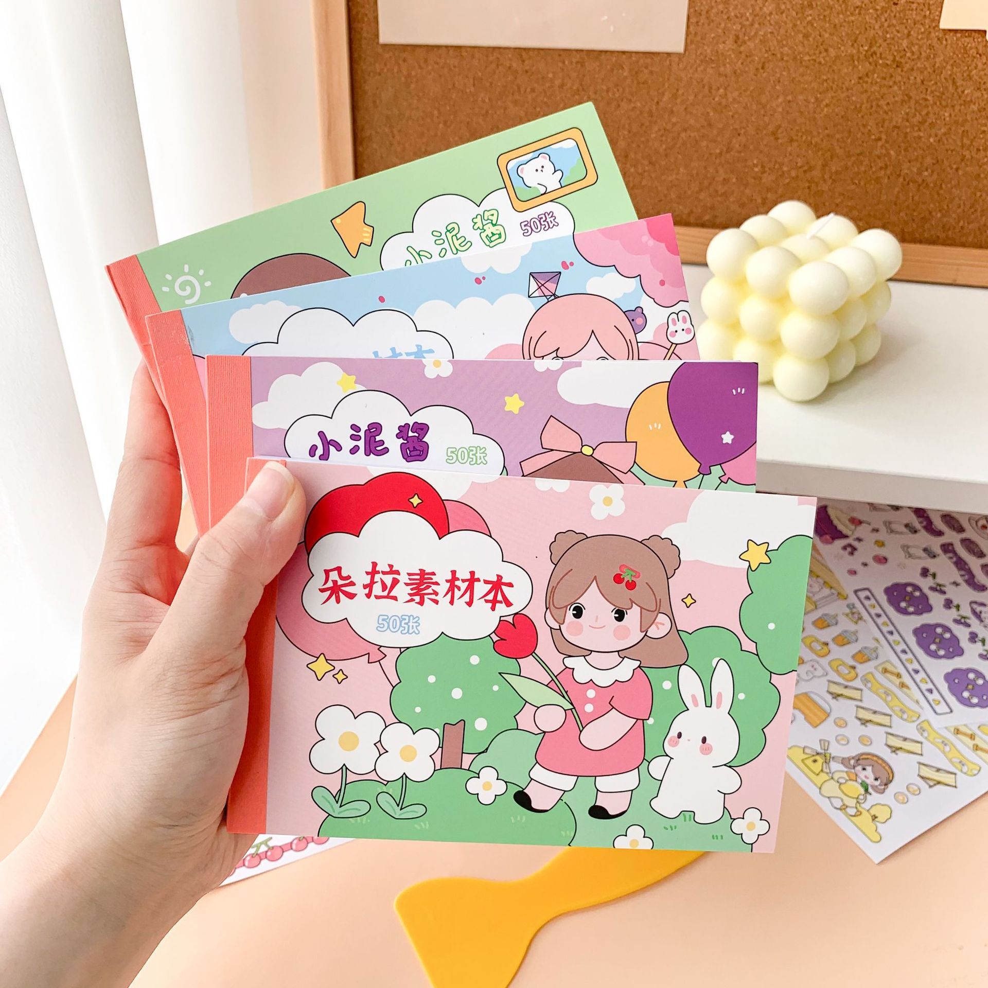 50 cuốn sổ tay cho các cô gái và một hộp dán nhãn cho hoạt hình dễ thương.