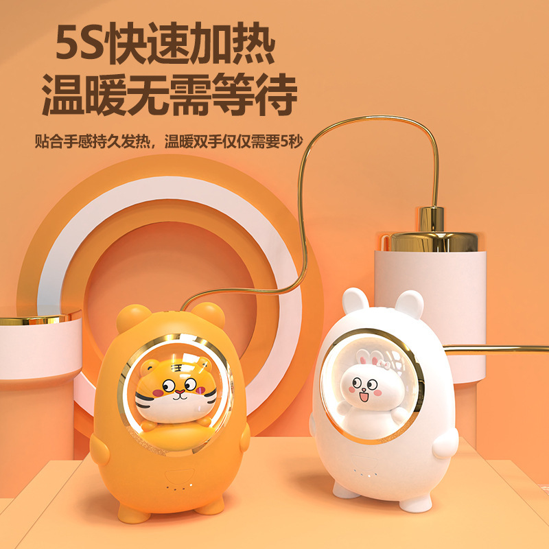 Tấm cardtoon tay ấm áp mới được chuyển vào một nguồn điện di động bằng USB.