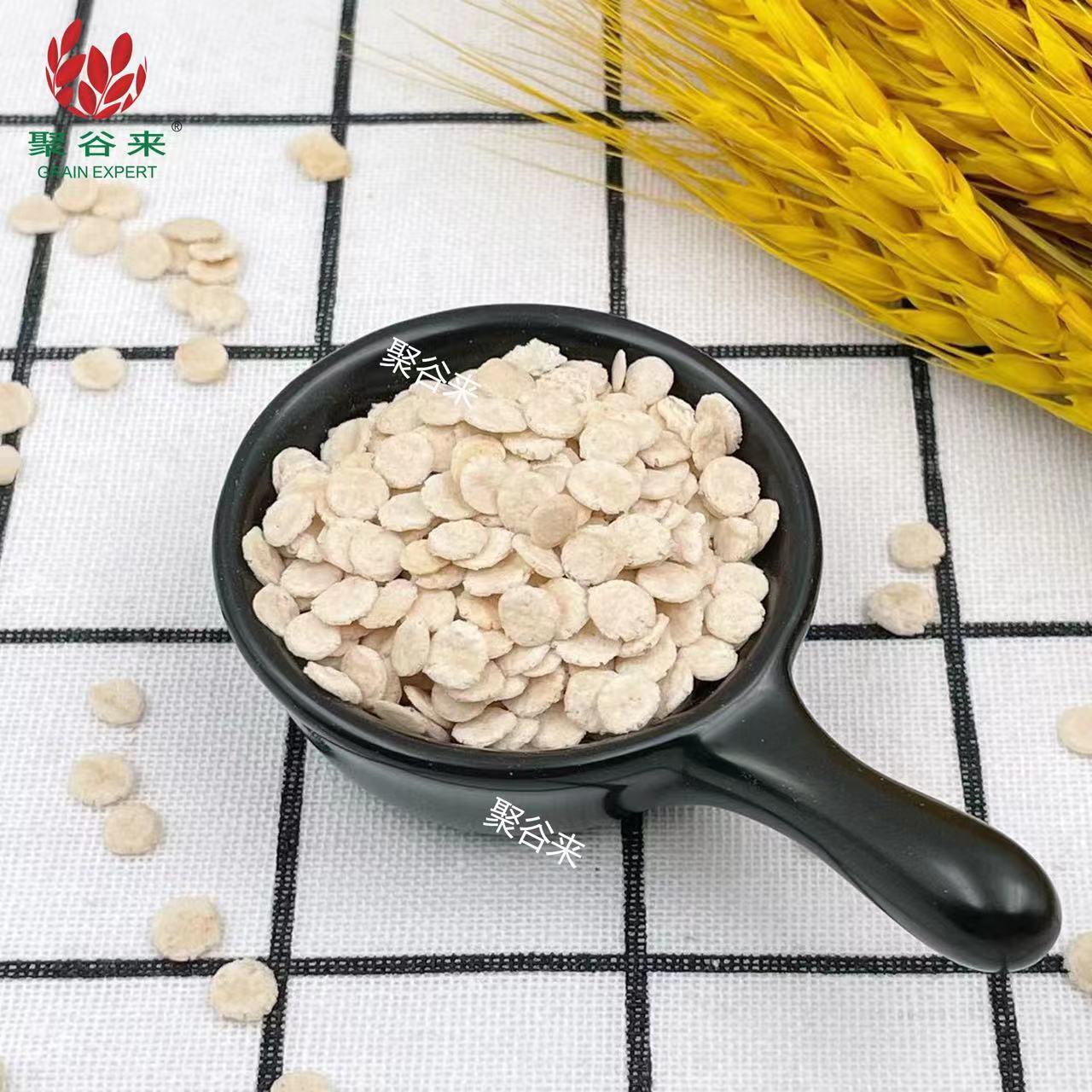 크림 크림과 건강한 영양성 oatmeal 음식의 스크램블.