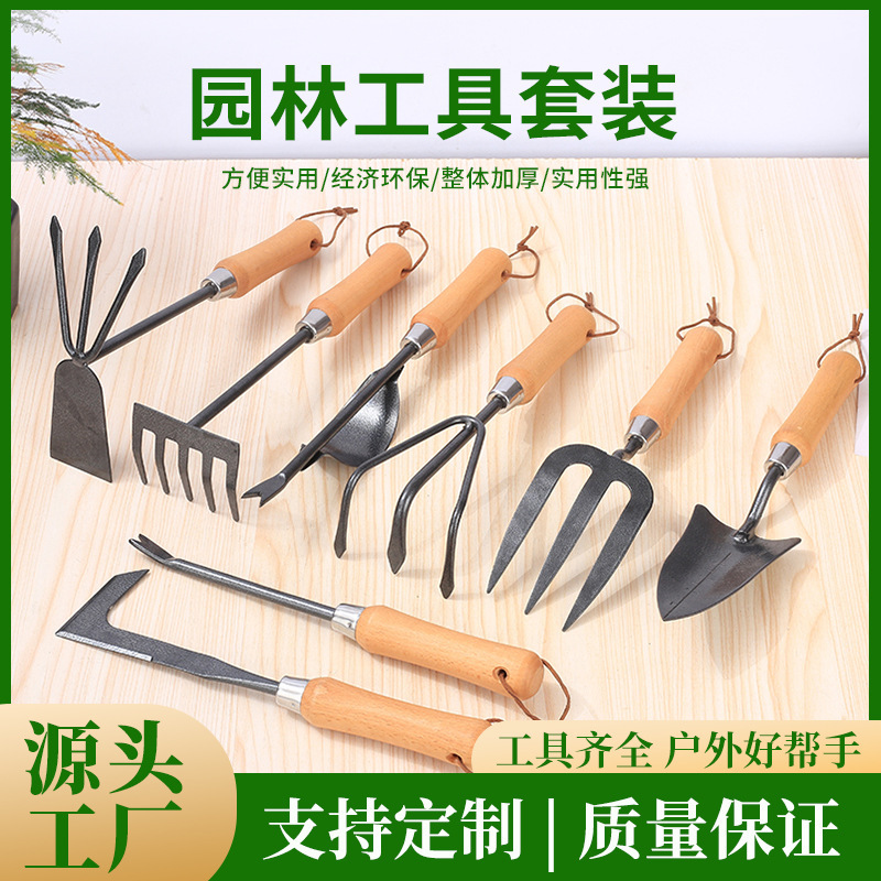 Tuỳ biến một cái xẻng gỗ và một cái cào với những dụng cụ làm vườn để thu hoạch đất