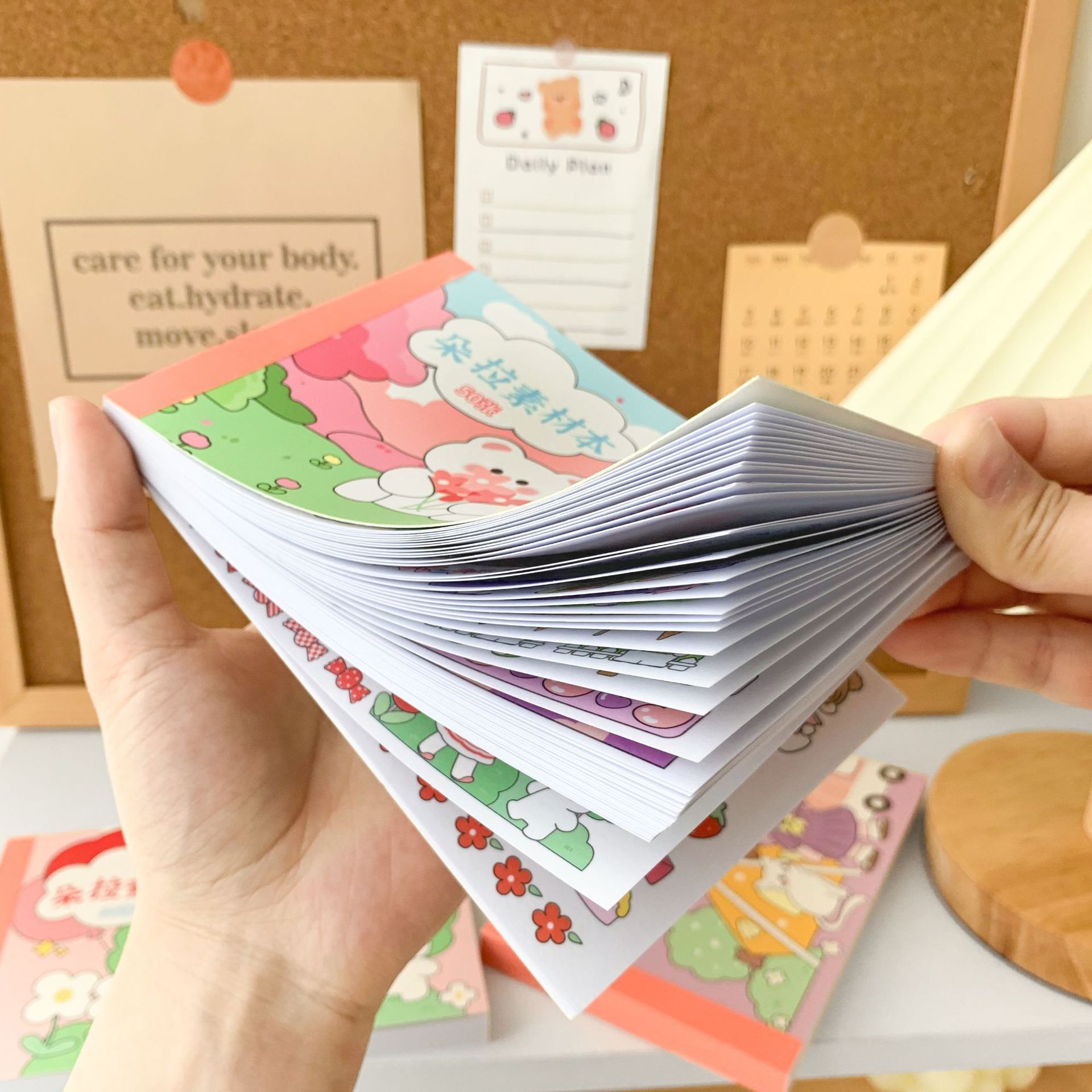 50 cuốn sổ tay cho các cô gái và một hộp dán nhãn cho hoạt hình dễ thương.
