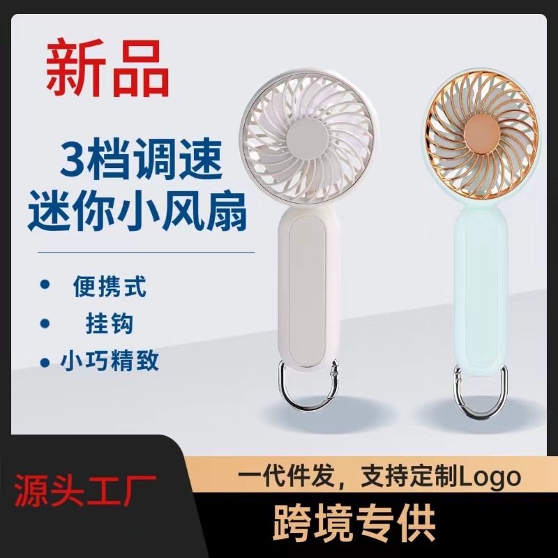 Một tay run rẩy với một fan hâm mộ và một nút leo núi đa mục đích để sạc một fan hâm mộ điện nhỏ để buôn bán.