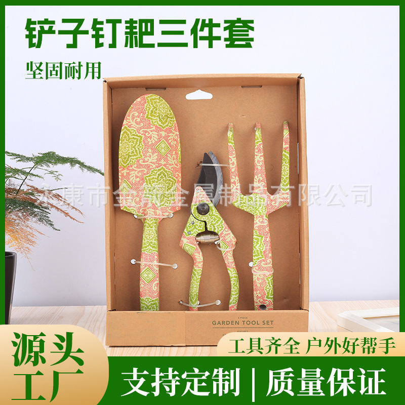 Ba bộ đinh xẻng để cắt gỗ.
