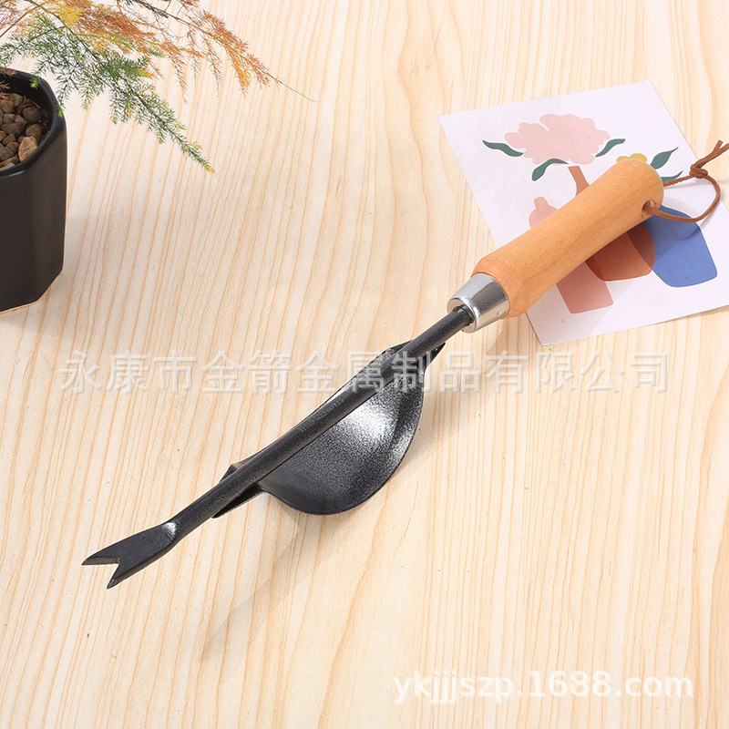 Tuỳ biến một cái xẻng gỗ và một cái cào với những dụng cụ làm vườn để thu hoạch đất