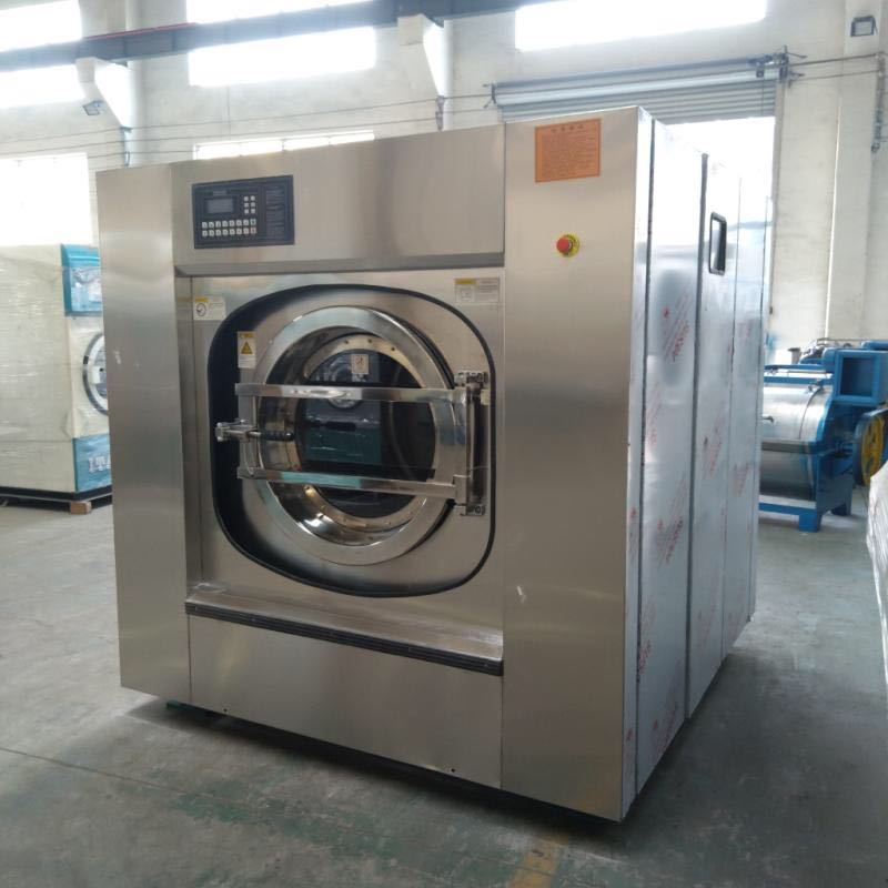 Làm việc với máy giặt quần áo cho nhân viên công nghiệp máy giặt và thiết bị giặt than