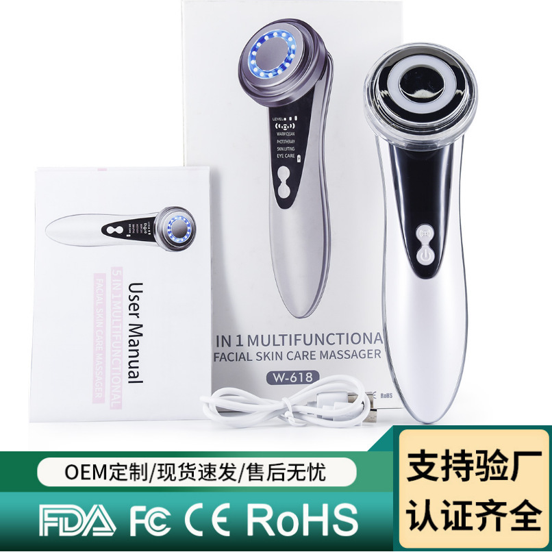 Thợ cắt tóc dùng máy xoa bóp mặt để siết mi mắt vào da.