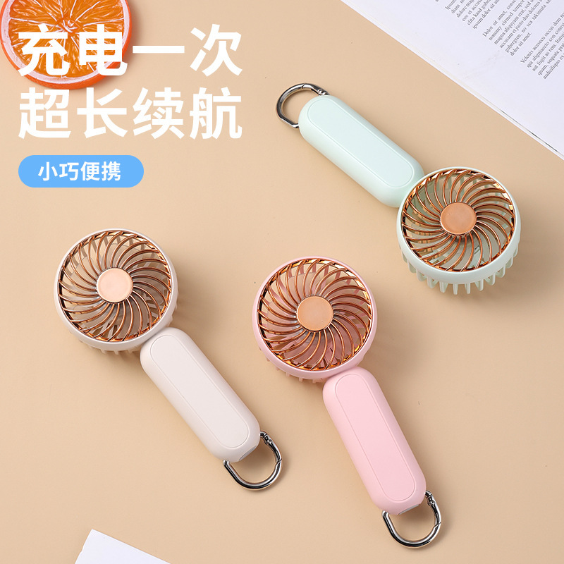 Một tay run rẩy với một fan hâm mộ và một nút leo núi đa mục đích để sạc một fan hâm mộ điện nhỏ để buôn bán.