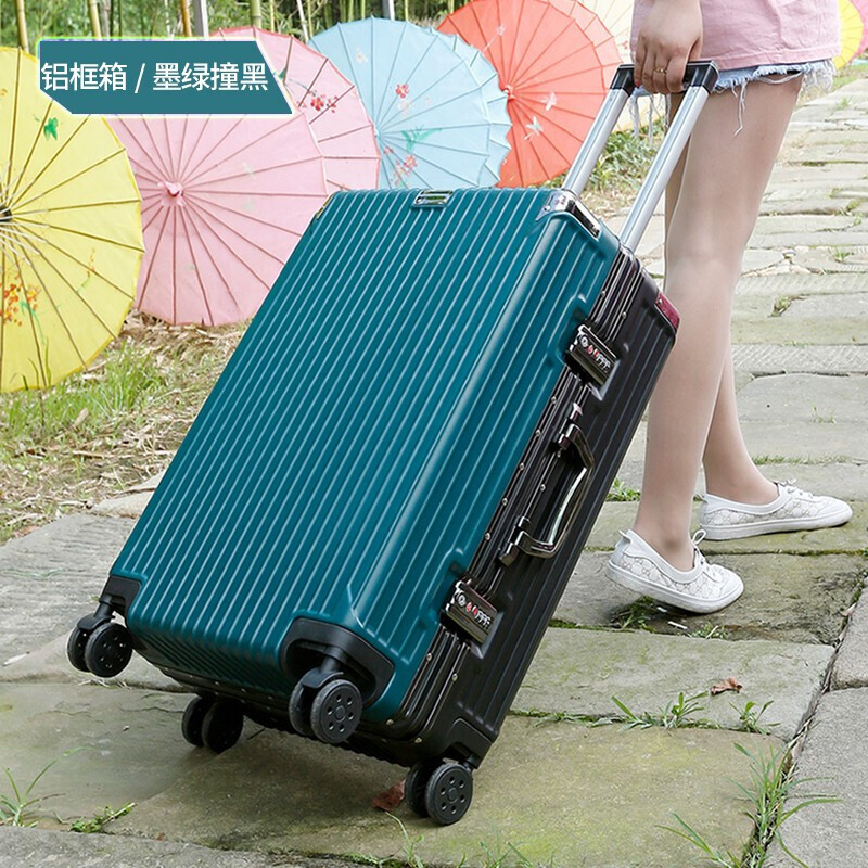 Một hộp thông hành 20 inch cho phụ nữ trong vali.