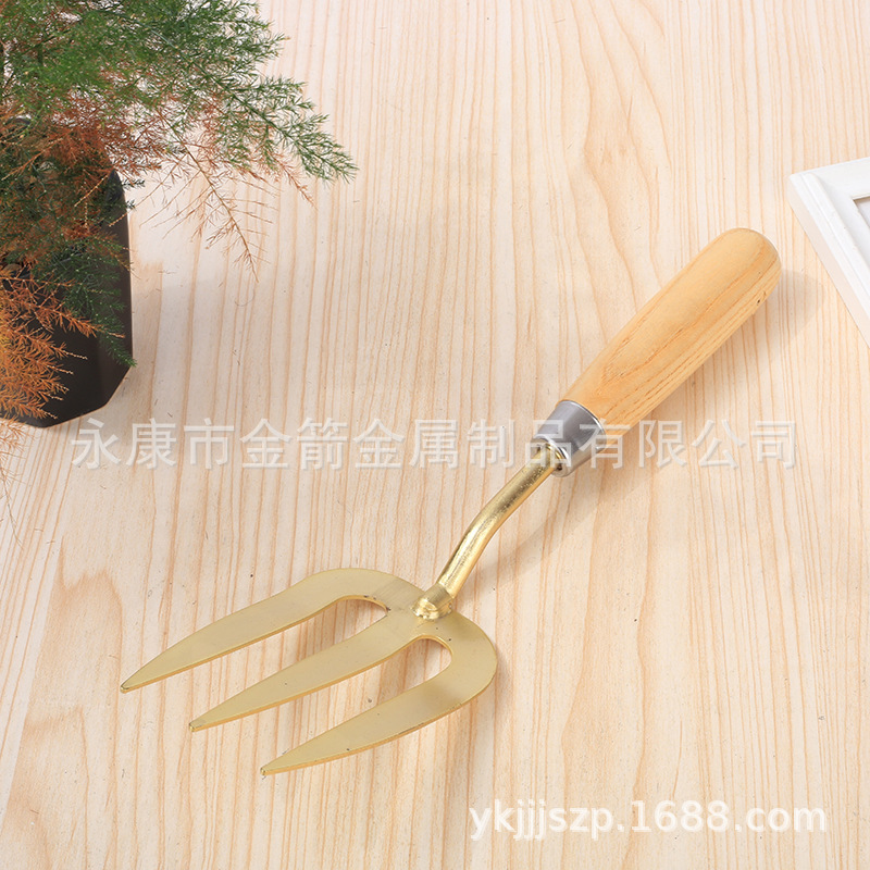 Ba bộ nĩa mạ đồng.