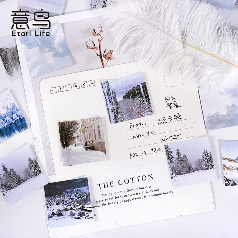 Một con chim, một hộp nhãn, một album trắng, một tài liệu nghệ thuật được trang trí, và một nhãn dán.