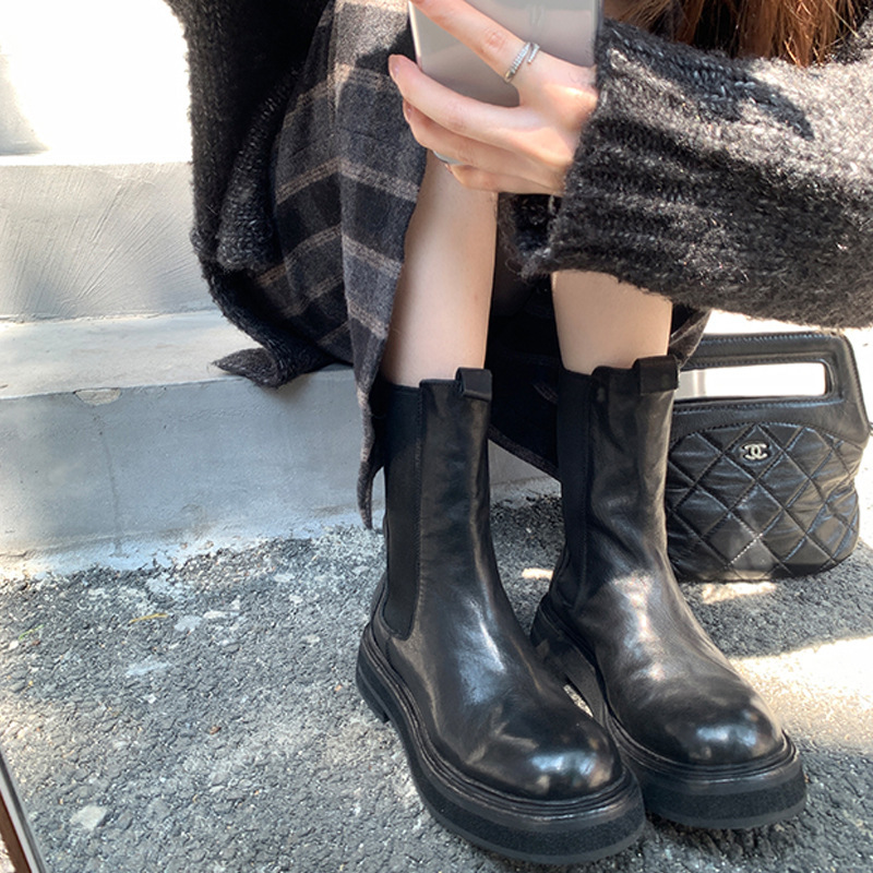 The leather is back in the circle, and the English are back in the air.