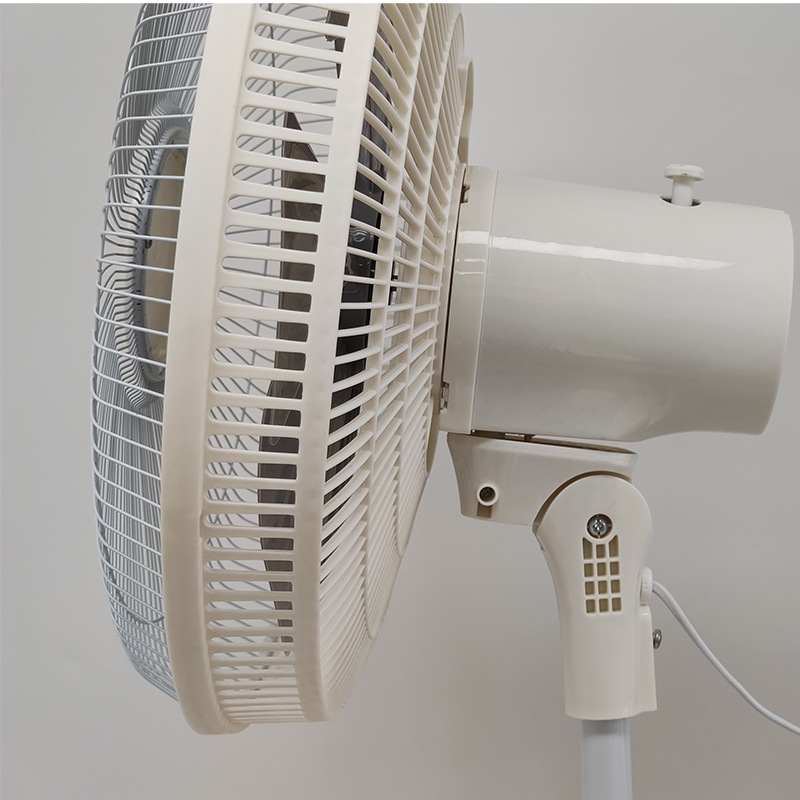 The electrical fan fell home with a remote-controlled, long-wielding industrial wind fan distribution in a small house in the summer.