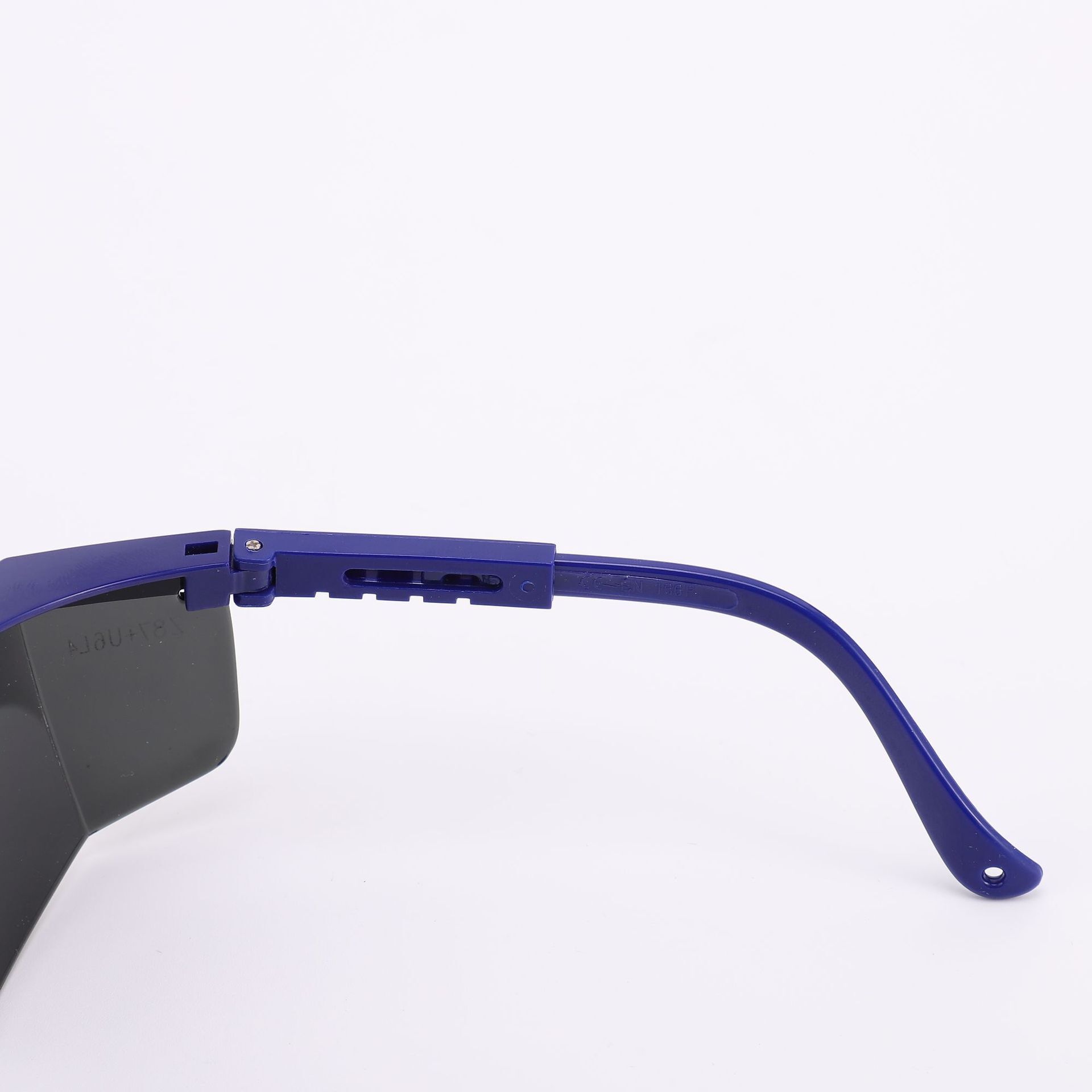 Fly-proof eyeglasses, shock-resistant, welded eyeglasses, flight-protective eyeglasses.