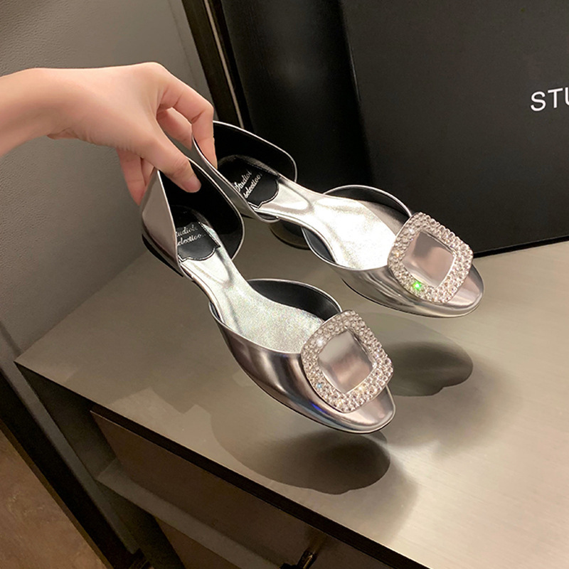 "François trekheads with a shallow, silver, single shoe in the bottom of the hole"