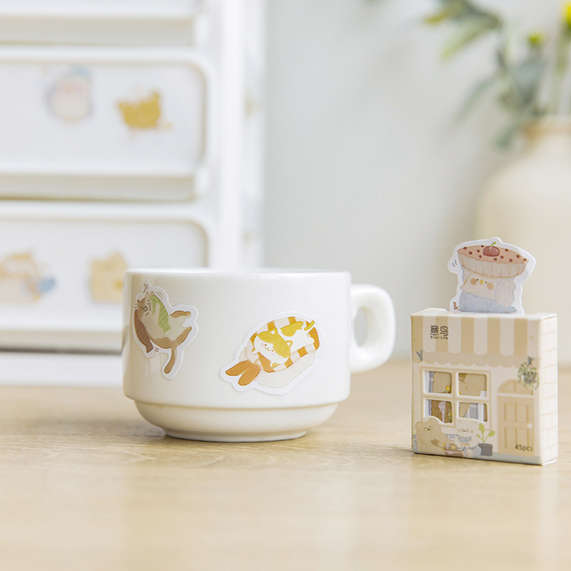 Một con chim, một cái hộp dán nhãn, 45 miếng giấy trang trí và giấy không giấy dán.