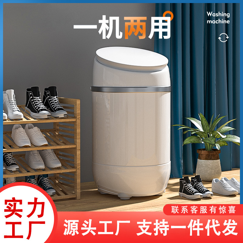 Thợ gội đầu nhà máy sử dụng một máy giặt giày nhỏ tự lắp ráp