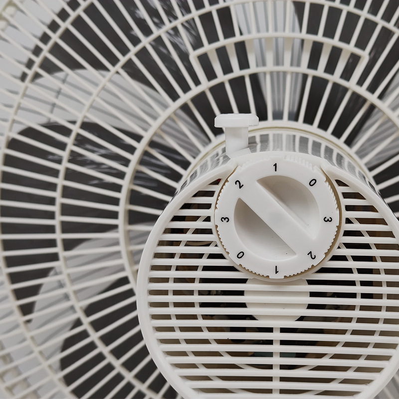 The electrical fan fell home with a remote-controlled, long-wielding industrial wind fan distribution in a small house in the summer.