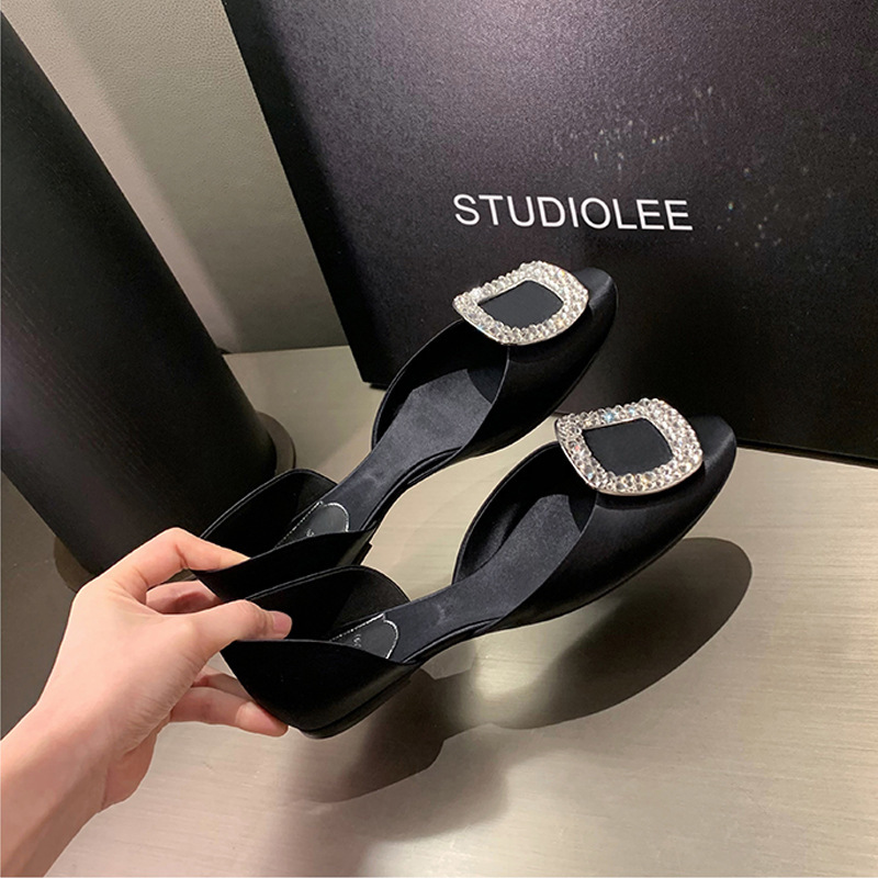 "François trekheads with a shallow, silver, single shoe in the bottom of the hole"