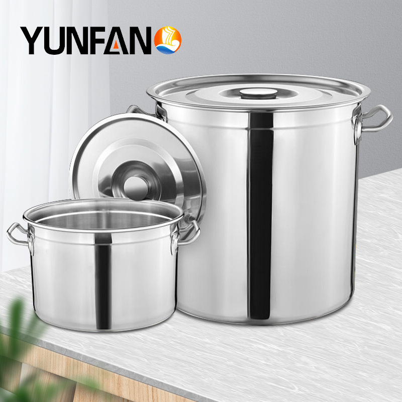 Cái chảo đựng súp thép không rỉ, xô đựng thức ăn gấp đôi, và phòng ăn với một xô súp được giới thiệu.