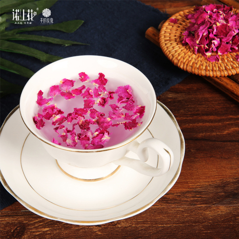 Những cánh hoa khổng lồ, khô và phẳng, hoa hồng cho cánh hoa đỏ.