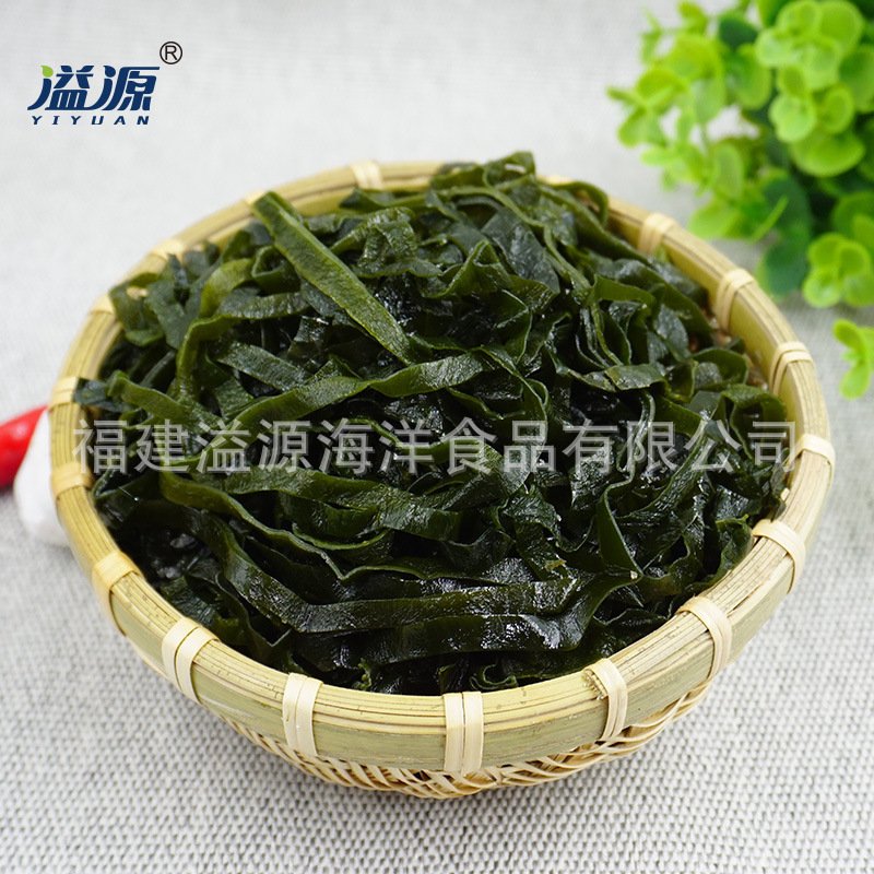 Muối muối trộn với 6kg lụa nhỏ và một hộp đầy thức ăn thương mại.