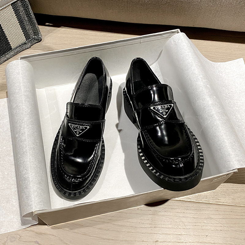 Laver's shoe girl with a new 2024 pair of shoes, black and old, emerald, little shoe heel 58 thick.