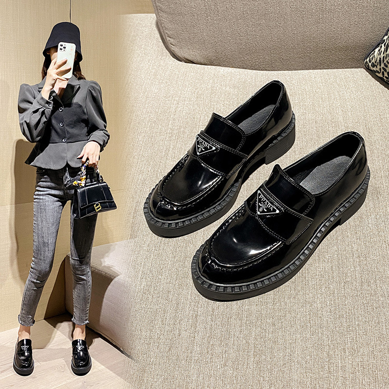 Laver's shoe girl with a new 2024 pair of shoes, black and old, emerald, little shoe heel 58 thick.