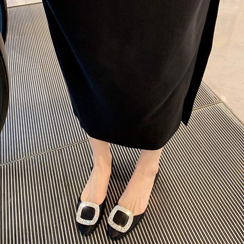 "François trekheads with a shallow, silver, single shoe in the bottom of the hole"
