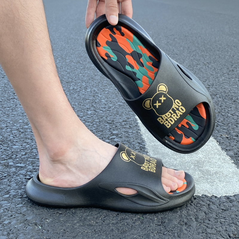 Stepping on the shit slipper, men taking a bath in a cross-border bath and skating their home.