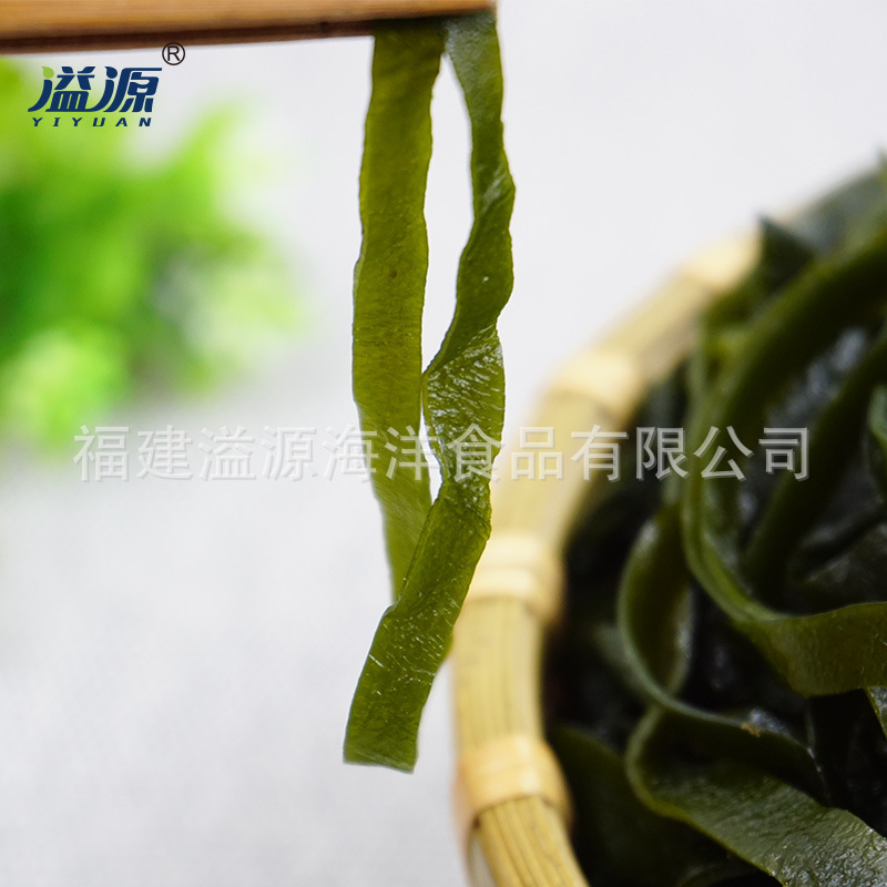 Muối muối trộn với 6kg lụa nhỏ và một hộp đầy thức ăn thương mại.