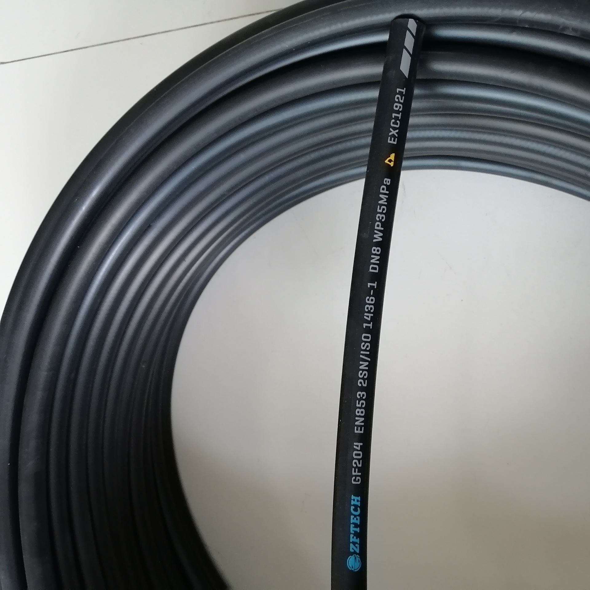 High-pressure pipelines are bound around high-pressure tubes with hydraulic tubes, high-pressure piping wires in coal mine.