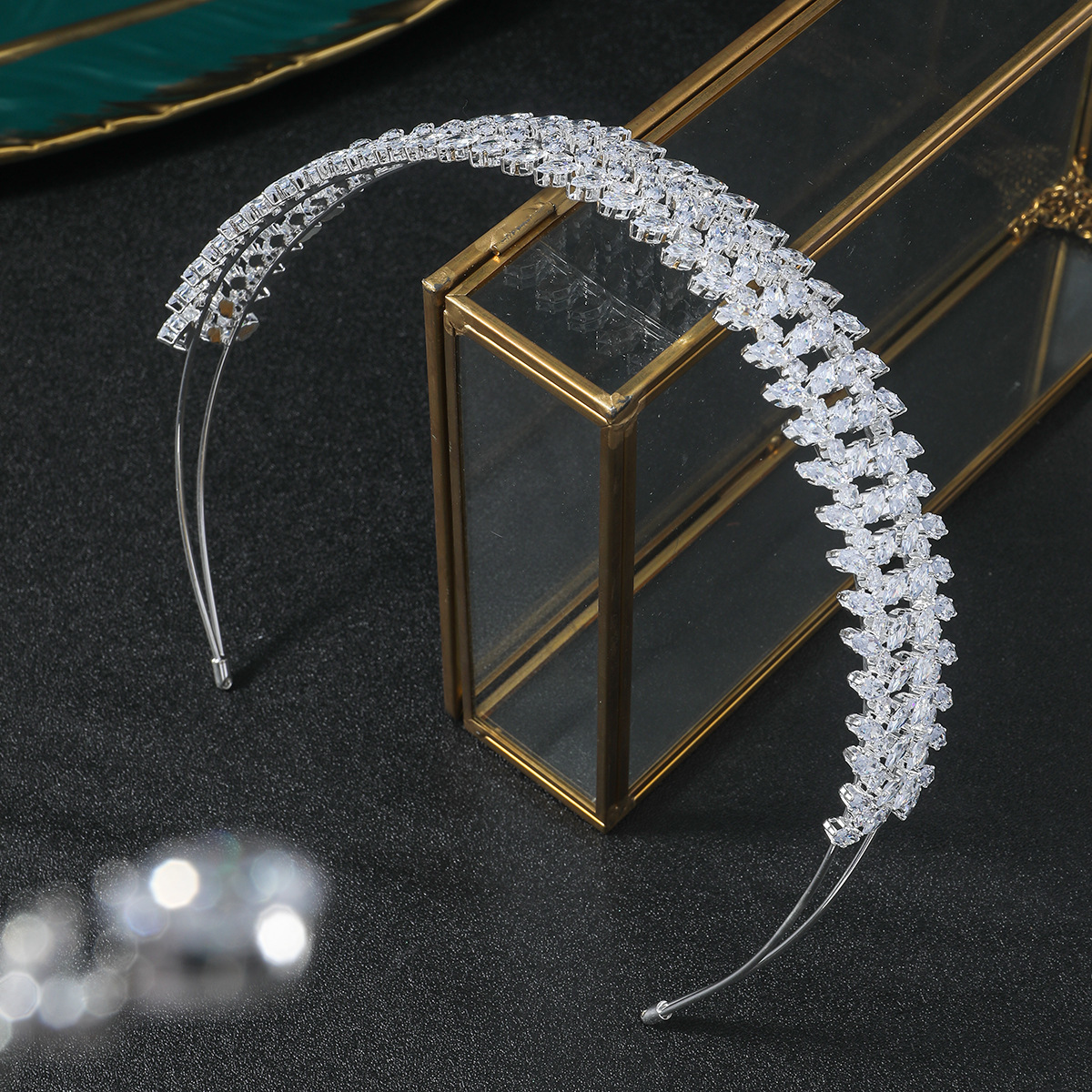 The European-American bride crown, the Amazonian cross-border wholesale wedding, took pictures of the stylish crystal.