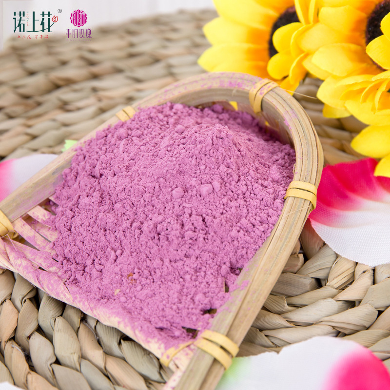 Một vật liệu thô cho việc phân phối hàng loạt cánh hoa hồng cạnh cối xay hoa hồng.