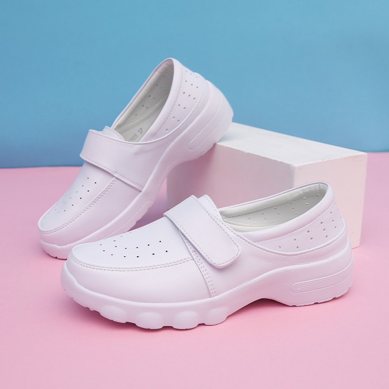 Nurses' shoes are soft under the summer so they'll be comfortable in the air.