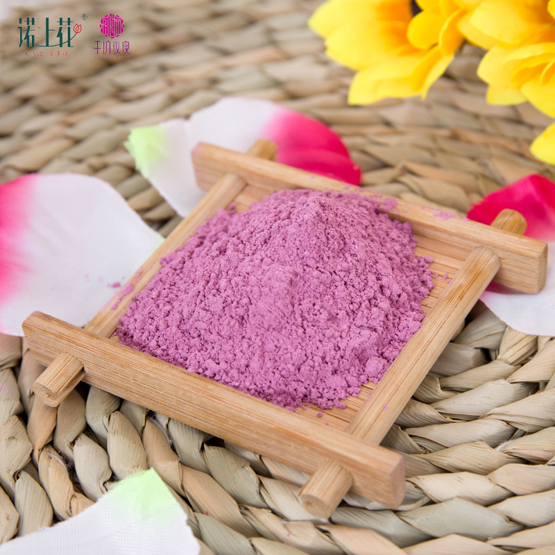 Một vật liệu thô cho việc phân phối hàng loạt cánh hoa hồng cạnh cối xay hoa hồng.