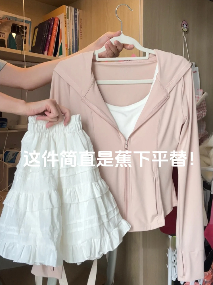 Màu hồng che nắng cô gái với không khí mùa hè trong lành.