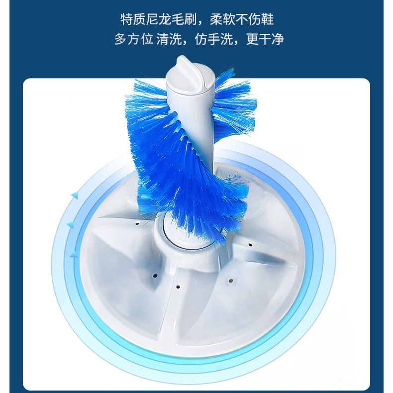 Thợ gội đầu nhà máy sử dụng một máy giặt giày nhỏ tự lắp ráp