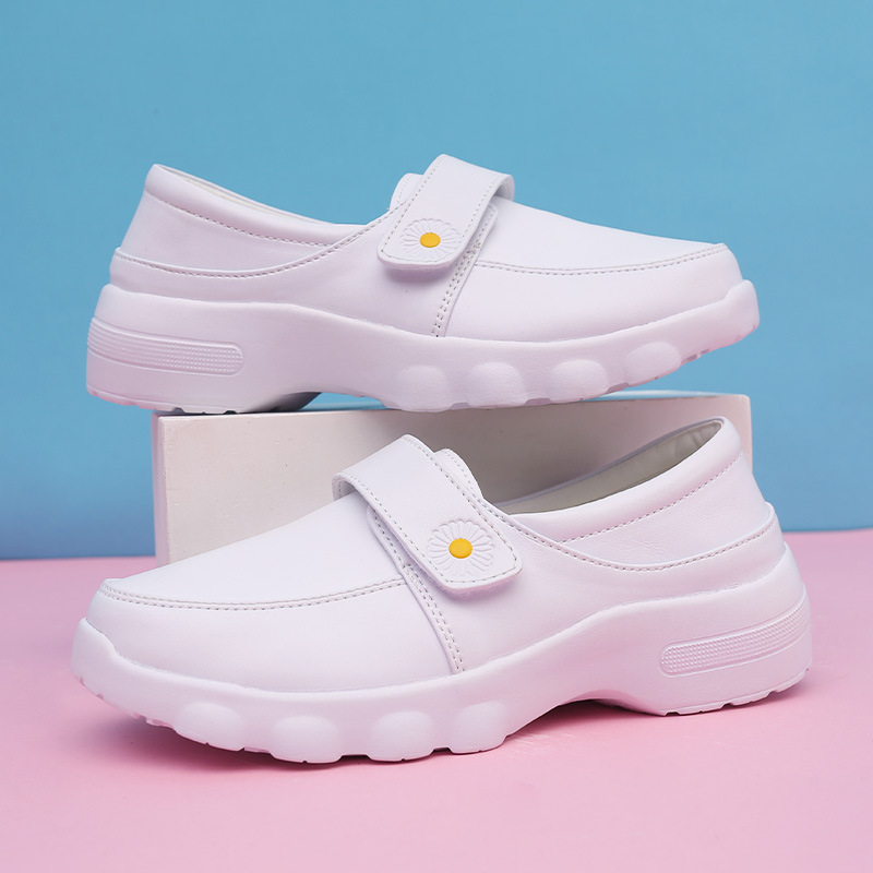 Nurses' shoes are soft under the summer so they'll be comfortable in the air.