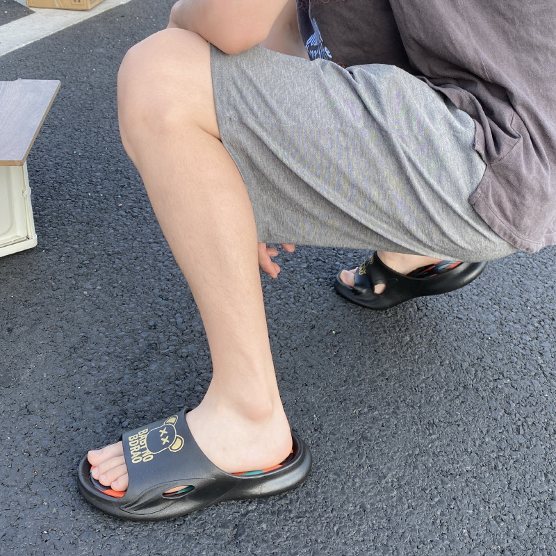 Stepping on the shit slipper, men taking a bath in a cross-border bath and skating their home.