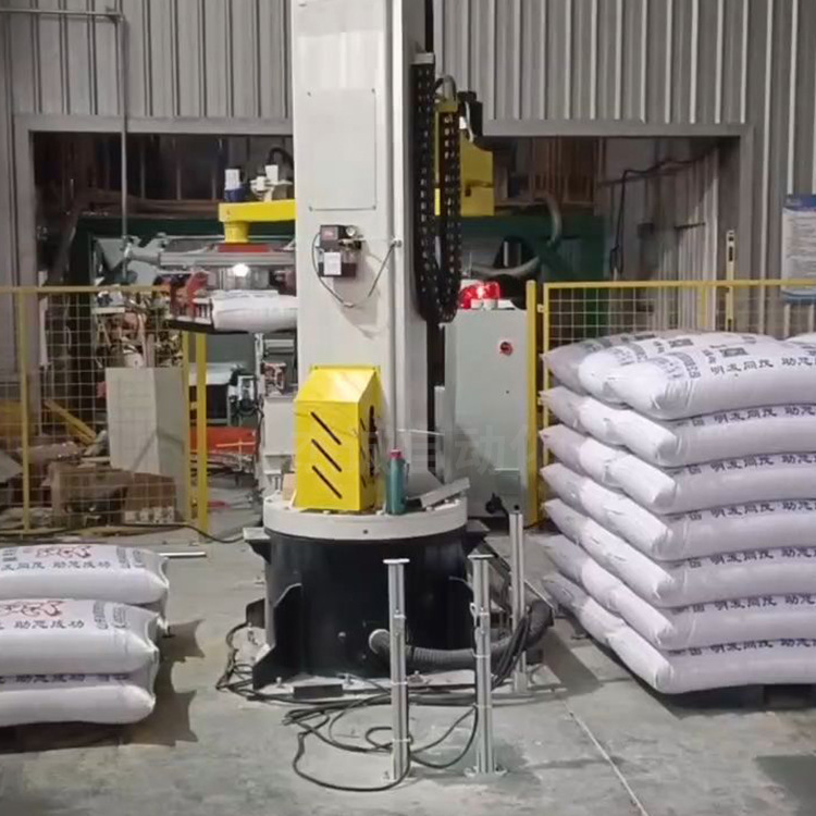 The pole-coding robots focus on the cardboard bag, the packing line, the matching code machine.