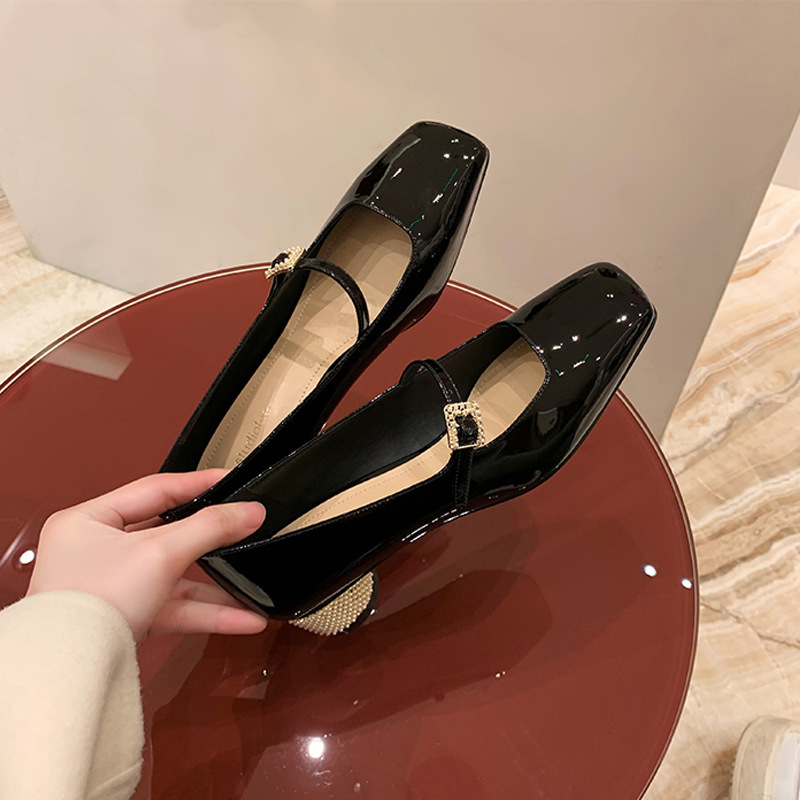 In the spring, the new one is a shallow word for Mary Jane's one-shoe girl with a Korean paint-skinned black-skinned one-shoe.