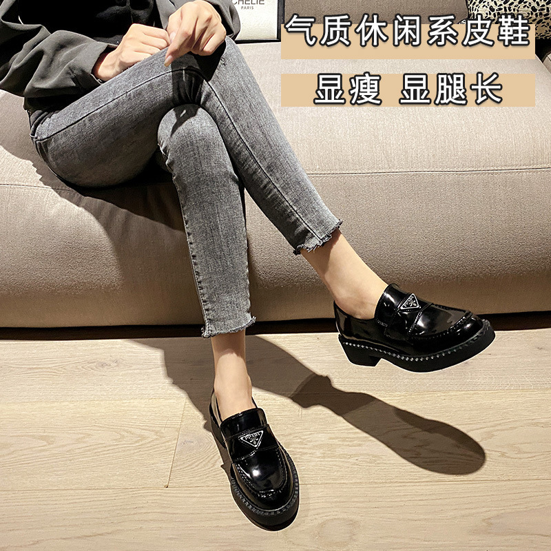 Laver's shoe girl with a new 2024 pair of shoes, black and old, emerald, little shoe heel 58 thick.