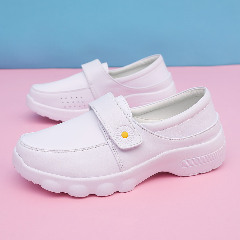 Nurses' shoes are soft under the summer so they'll be comfortable in the air.