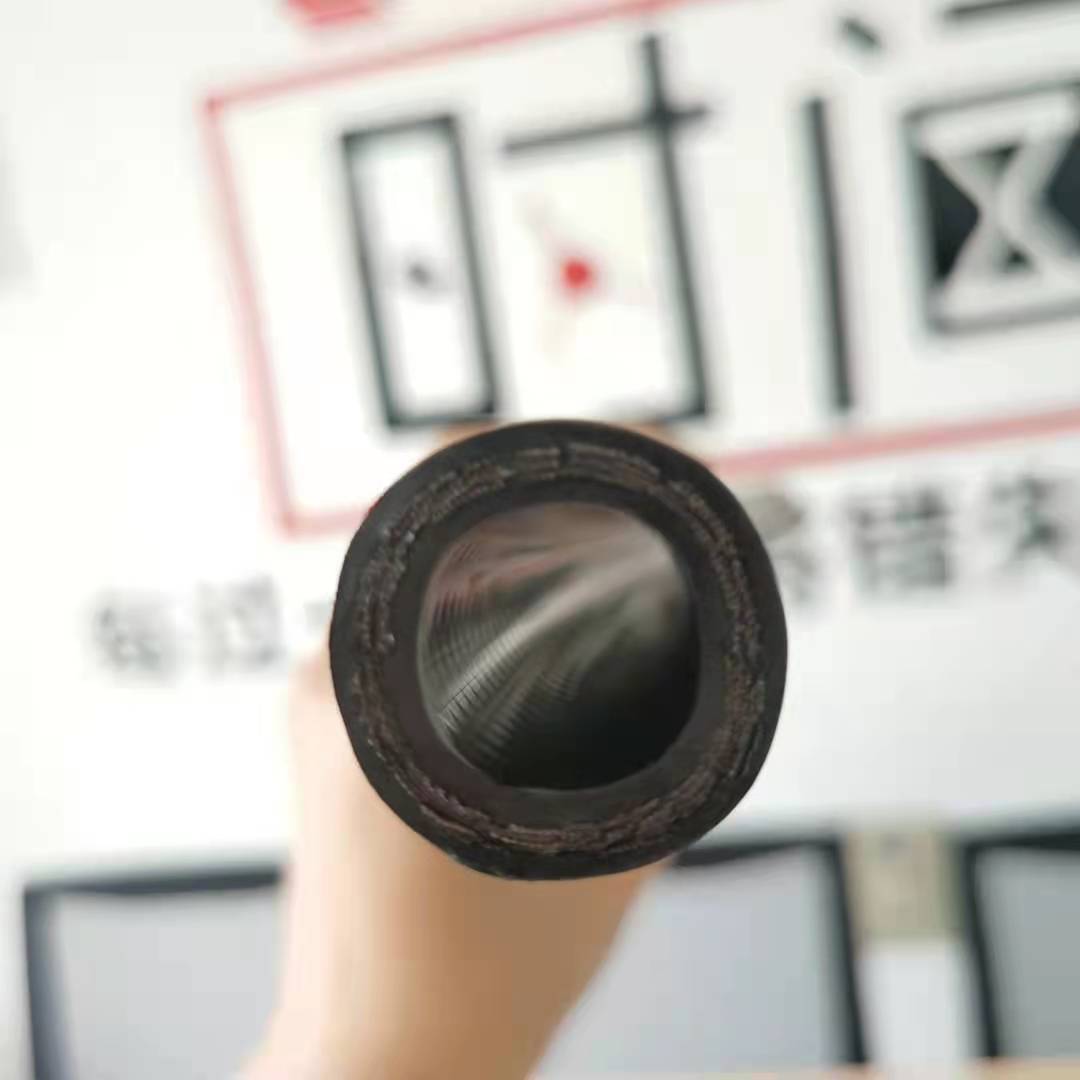 High-pressure pipelines are bound around high-pressure tubes with hydraulic tubes, high-pressure piping wires in coal mine.