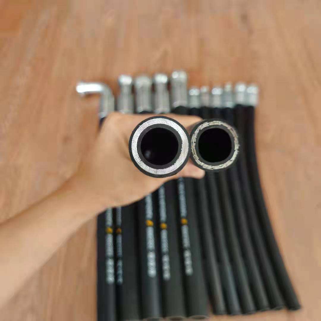 High-pressure pipelines are bound around high-pressure tubes with hydraulic tubes, high-pressure piping wires in coal mine.