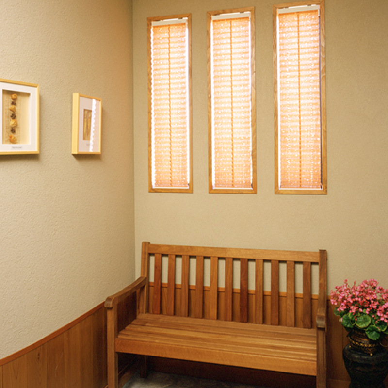 Direct sales of Japanese curtains and paper curtains to protect the sun from the heat and fold the curtains against the anti-fouling bees.