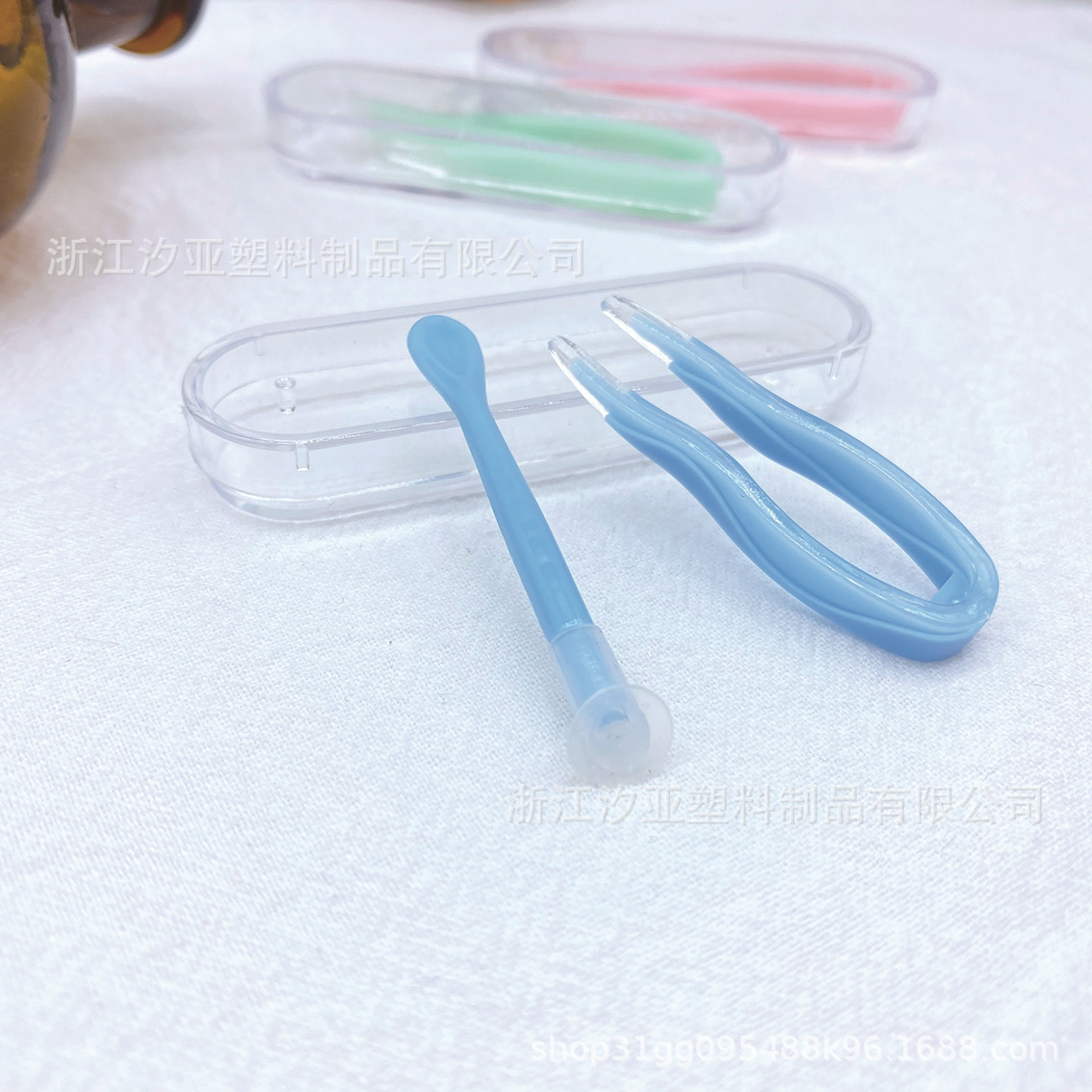 The one-size-size-fits-all mixer for transparent contact lens box fittings is to be removed with the pupils' box.